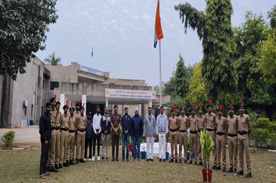 ૭૭માં પ્રજાસત્તાક દિવસ નિમિતે પશુ ચિકિત્સા અને પશુપાલન મહાવિદ્યાલય, કામધેનુ યુનિવર્સીટી સરદારકૃષિનગર ખાતે રાષ્ટ્રીય પર્વની ઉમંગ તેમજ ઉલ્લાસભેર ઉજવણી થઇ