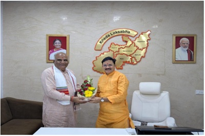 કામધેનુ વિશ્વવિદ્યાલયના માન. કુલપતિશ્રી ડૉ. પી. એચ. ટાંક સાહબેની માન. સાંસદ સભ્યશ્રી દેવુસિંહ ચૌહાણ સાહેબ ખડેા લોકસભા મતવિસ્તાર સાથે શુભેચ્છા મુલાકાત