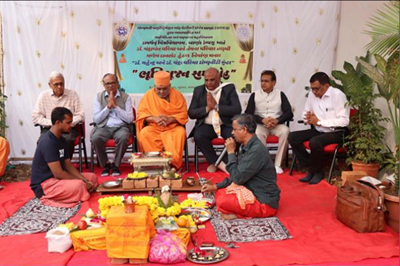 પશુ ચિકિત્સા અને પશુપાલન મહાવિદ્યાલય, કામધેનુ યુનિવર્સિટી, આણંદ ખાતે નવનિર્માણ પામનાર ડૉ. મહેન્દ્ર એન્ડ ડૉ.ચંદ્રા વરીયા કોમ્યુનીટી સેન્ટરનું ભૂમિ પૂજન ક૨વામાં આવ્યું.