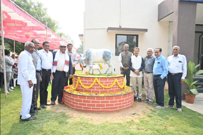 લાઈવસ્ટોક ફાર્મ કોમ્પલેક્ષ, વેટરીનરી કોલેજ, આણંદ ખાતે વિવિધ સુવિધાઓ અને કામધેનુ ગાયની પ્રતિમાનું અનાવરણ ક૨વામાં આવ્યું